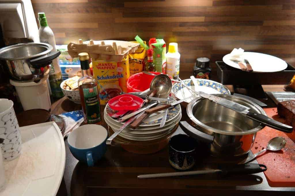 Got Clutter? Ultimate Guide to Decluttering Your Home | How to live in a clutter free home. Organization solutions to help you get rid of clutter. Declutter your kitchen, bathroom, bedroom, living room or kids rooms!