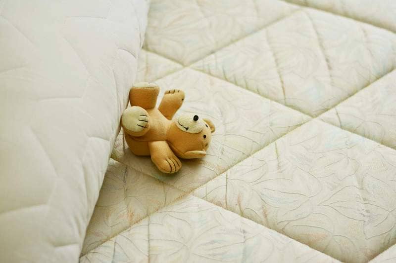 How to Clean Your Mattress... It's Dirtier Than You Think! How to clean urine, blood, dirt and dust mites from your mattress. Get rid of stains, smells, blood, vomit and more. Deep clean your mattress for a better night's sleep!
