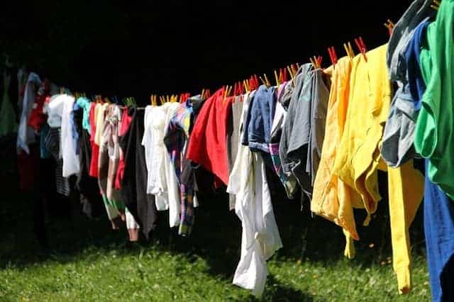 Messy House? 5 EASY Steps to Clean Your House even if you DON'T WANT TO! Stop feeling overwhelmed and paralyzed by the mess. Learn how to clean your home and keep it clean! The secrets to a clean house from a recovering "hoarder"!